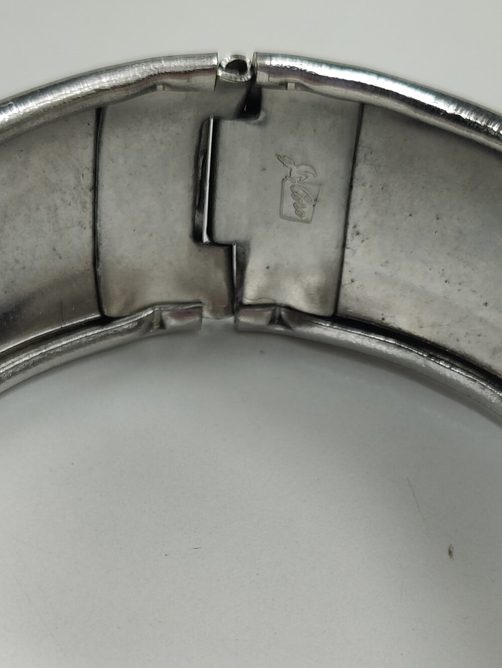 Vintage Coro Silver Tone Wide Hinged Bangle Bracelet Safety Chain Brushed Satin - Picture 3 of 12